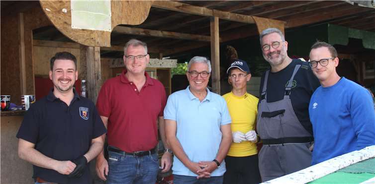 Stadtbürgermeister Oliver Krügel, Verbandsbürgermeister Uwe Bruchhäuser, Innenminister Roger Lewentz und die Wagenbauer des Judo-Clubs Bad Ems. Fotos: MFU