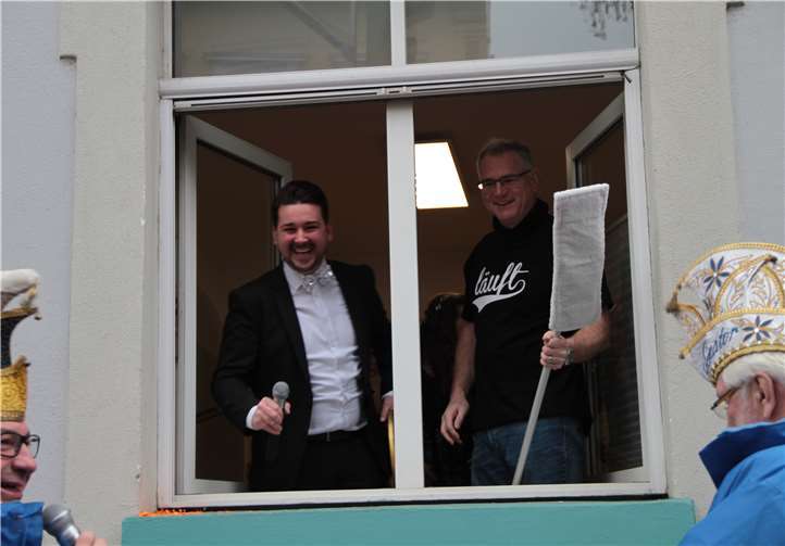 Mit „Wischmopp“ zur Wehr gesetzt! Stadtbürgermeister Oliver Krügel und Verbandsbürgermeister Uwe Bruchhäuser setzten sich mit Wischmopp zur Wehr.