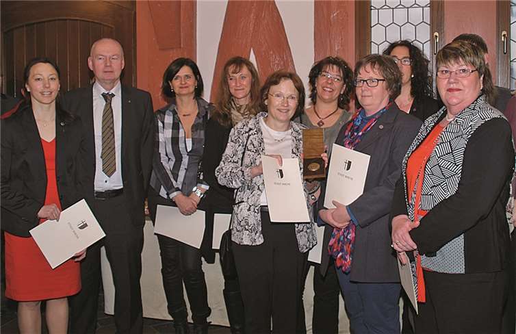 Stadtbürgermeister Raimund Bogler (CDU) mit dem Organisationsteam Rhenser Ferienspaß. privat