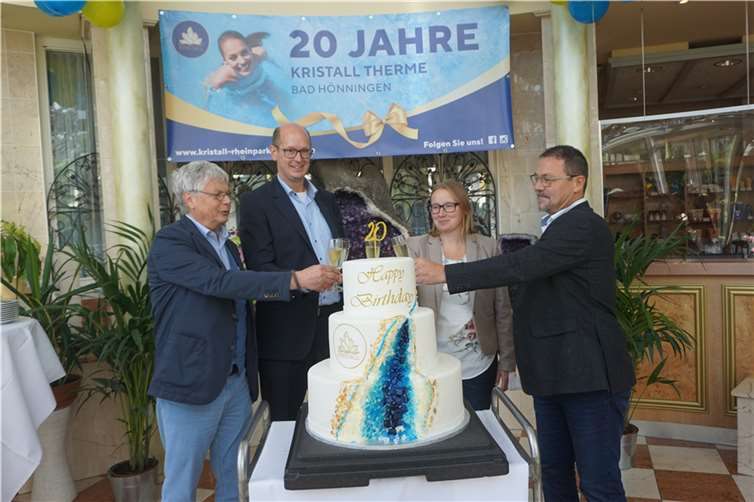 Stadtbürgermeister Reiner W. Schmitz, Verbandsbürgermeister Jan Ermtraud, Nicole Runkel, Leiterin der Tourist-Information und Betriebsleiter Dieter Schimak stießen auf das Jubiläum an. Fotos: STUKO