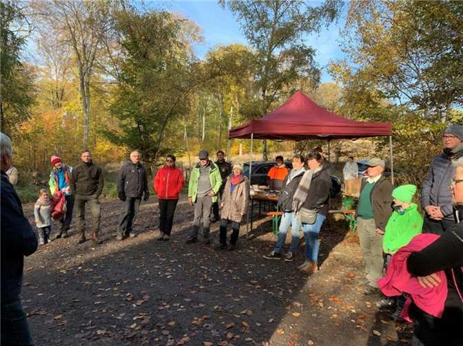 Stadtbürgermeister Reiner W. Schmitz begrüßt die vielen freiwilligen Helfer.  Fotos: Christoph Kirst
