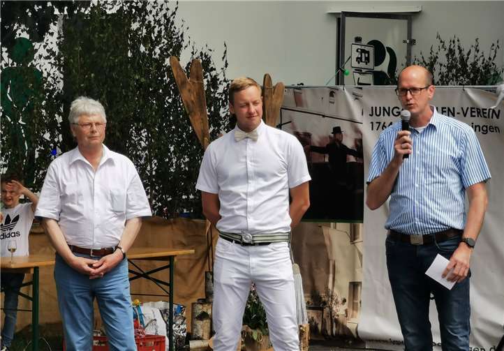 Kulturfest oder Kirmes? Stadtbürgermeister Reiner W. Schmitz (li.) und Verbandsbürgermeister Jan Ermtraud (re.) überbrachten ihre verbalen und rechteckigen Grüße an den JGV-Vorsitzenden Christian Feltens.