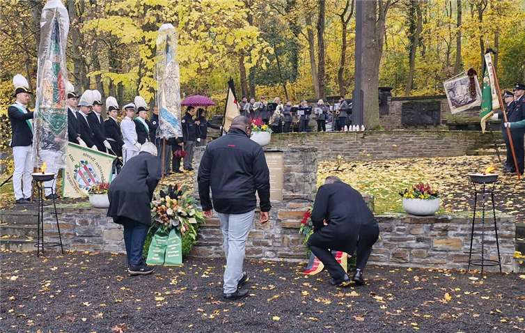 Stadtbürgermeister René Achten, Pater Magnus und Martina Nothnagel vom Sozialverband Vdk, Ortsgruppe Bad Hönningen-Rheinbrohl (v.r.) bei der Kranzniederlegung.