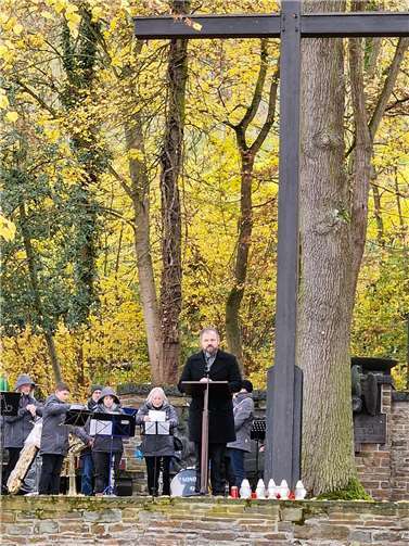 Stadtbürgermeister René Achten bei der Ansprache: „Nie wieder“ ist keine Floskel. Es ist eine Verpflichtung – für uns alle.“.