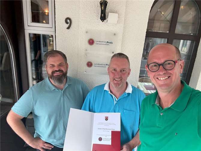 Stadtbürgermeister René Achten und Bürgermeister Jan Ermtraud gratulierten Inhaber Mark Geimer zur Auszeichnung.  Foto: Mark Geimer