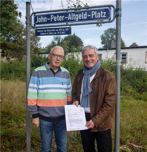 Stadtbürgermeister Rolf Jung, Bürgerliste (rechts) und Beigeordneter Volker Hummerich (SPD) sind froh, endlich den Förderbescheid in den Händen halten zu können.  Foto: Stadt Selters