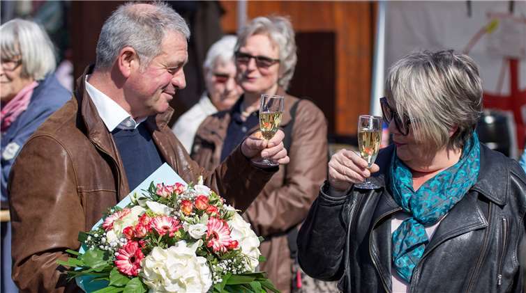 „Man kennt sich, man hilft sich“ Stadtbürgermeister Rolf Jung bedankte sich bei der Ideen-geberin und ehemaligen Marktleiterin Walburga Hummerich.