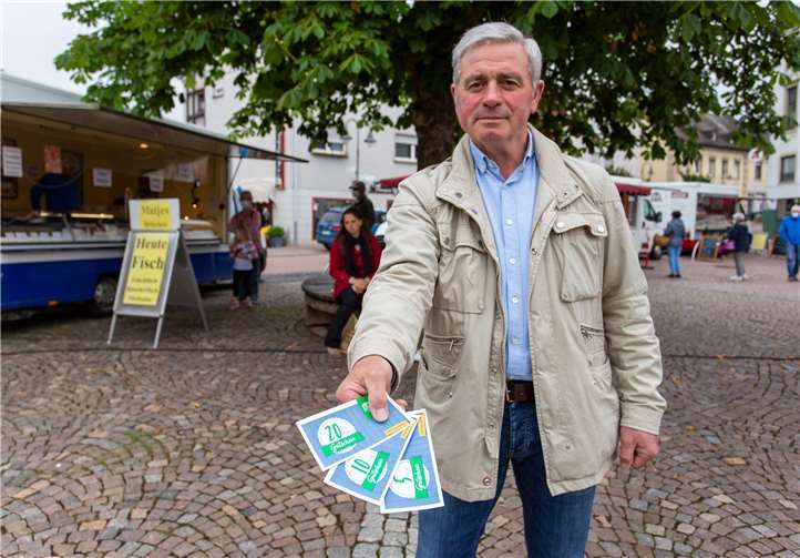 Stadtbürgermeister Rolf Jung bringt mit dem Gutschein für den Wochenmarkt eine attraktive Geschenkidee heraus. Foto: privat