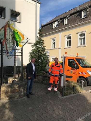 Stadtbürgermeister Rolf Jung mit Florian Hill.  Foto: Stadt Selters