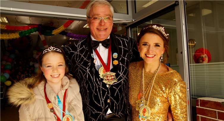 Stadtbürgermeister Thiesen begrüßt die beiden Prinzessinnen im Rathaus.