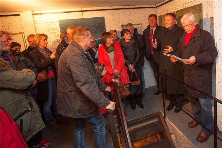 Stadtbürgermeister Thomas Vis (2. v.re.) schätzt die Ausstellungen im Uhrturm.