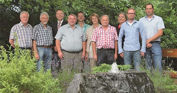 Stadtbürgermeister Thomas Vis (3. v. l.) verpflichtete die neuen Ortsbeiratsmitglieder von Elgert und ernannte den Ortsvorsteher und dessen Stellvertreter. privat