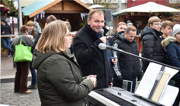 Stadtbürgermeister Thomas Vis (Mitte) kündigteden Projektchor des Glaubensforums an.