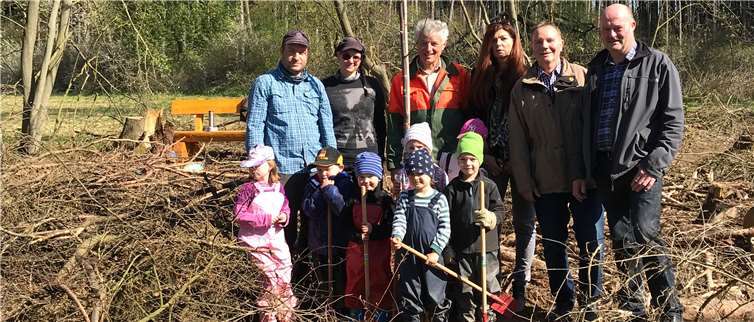Stadtbürgermeister Thomas Vis, Revierförster Harald Schmidt, Ortsvorsteher Thomas Kreten und die Kinder des benachbarten Waldkindergartens freuen sich über die naturgerechten Aufforstungsmaßnahmen.Foto: privat