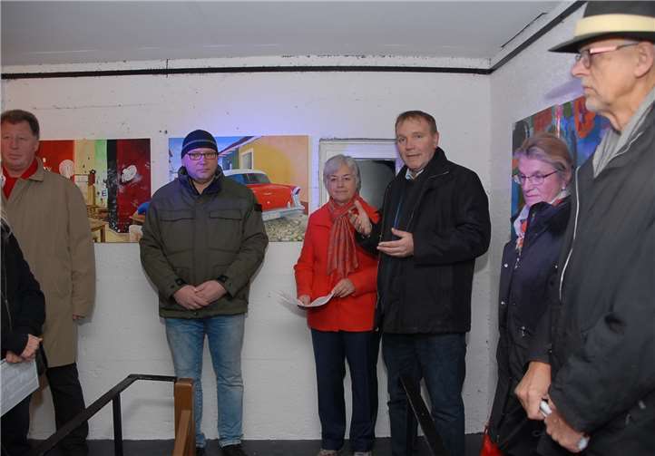 Stadtbürgermeister Thomas Vis begrüßte nach der Künstlerin Helmi Tischler-Venter (Mitte) die ersten Besucher der aktuellen Ausstellung.