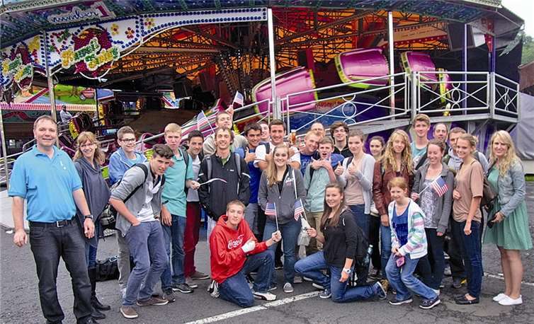Stadtbürgermeister Thomas Vis freute sich, die Gäste mit den betreuenden Lehrern auf dem Festplatz begrüßen zu können. privat