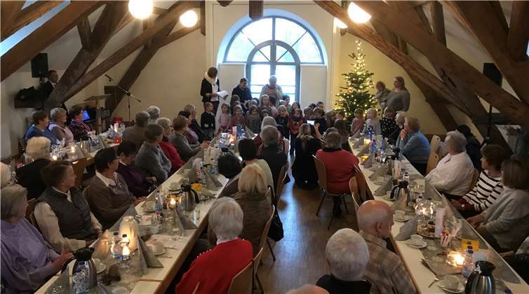 Stadtbürgermeister Thomas Vis konnte im festlich geschmückten großen Raum der Alten Schule viele Dierdorfer begrüßen.Foto: privat