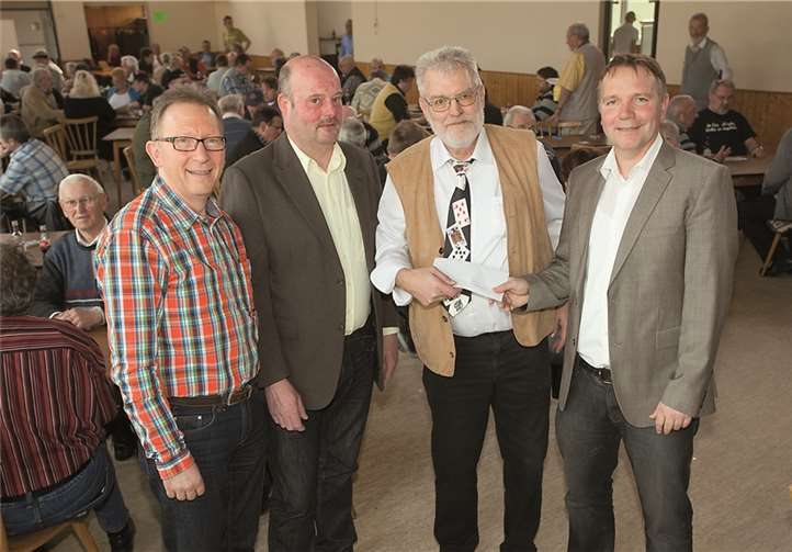 Stadtbürgermeister Thomas Vis (rechts) übergibt Dietmar Meier einen Scheck. Mit dabei der Ortsvorsteher Thomas Kreten und Bundestagsabgeordneter Erwin Rüddel (v.r.).WT
