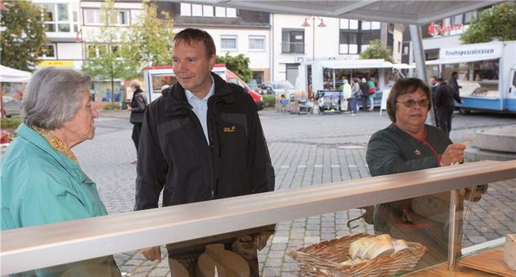 Stadtbürgermeister Thomas Vis überzeugte sich selbst von dem Angebot des neuen Wochenmarktes. WT