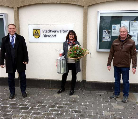 Stadtbürgermeister Thomas Vis und Bauhofleiter Hermann Ramscheid übergaben Stadtsekretärin Sylvia Milad ein Abschiedsgeschenk und wünschten alles Gute für die Zukunft. Foto: privat