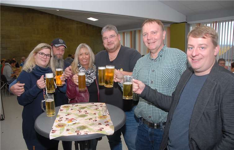 Stadtbürgermeister Thomas Vis und SV-Vorsitzender Jens Kolbe(2. und 3.v.re.) stießen mit Freunden an auf das gute Gelingender Traditionsveranstaltung des Vereins.