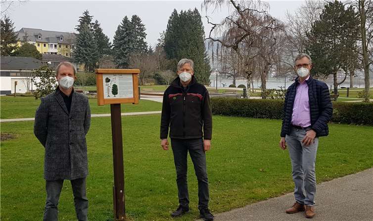 Stadtbürgermeister Udo Heuser, der die Erneuerung mit initiiert hat, freut sich mit Förster Bernd Hoffmann sowie Holger Klemm von der Tourist-Information über die Anbringung der neuen Tafeln.Foto: Tourist-Info