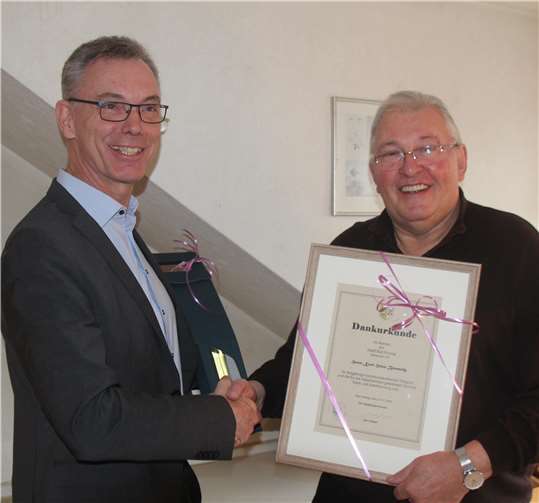 Stadtbürgermeister Udo Heuser ehrte Karl-Heinz Bernardy daheim für seine langjährigen Verdienste als Stadtratsmitglied bzw. Beigeordneter (v.l.).Foto: KMI