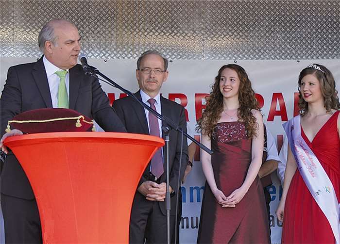 Stadtbürgermeister Uli Klöckner (l.) dankte der scheidenden Kirschblütenkönigin Anke Jönck (r.) für die repräsentativen Aufgaben in ihrer zweijährigen Amtszeit. GH