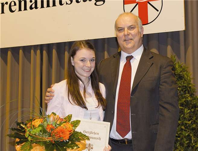 Stadtbürgermeister Uli Klöckner zeichnete die 17-jährige Jennifer Adams zur „Sportlerin des Jahres“ aus.