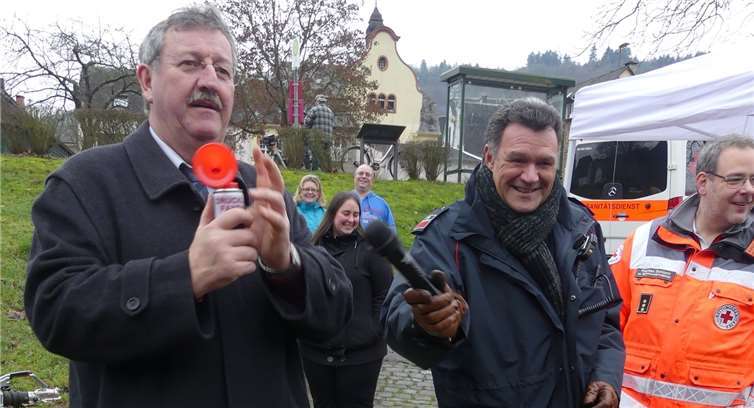 Stadtbürgermeister Walter Schmitt schickte die Aktiven mittels Pressluftsignal auf die Moselstrecke. Fotos: TE
