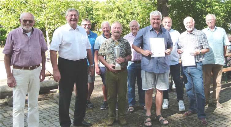 Stadtbürgermeister Walter Schmitz (2. v. links) präsentiert im Beisein der aktiven Spieler und des Vereinsvorsitzenden Markus Breitscheidel (3. v. rechts) die Sieger des Turniers: Bernd Müller (Mitte), Michael Weber und Ulli Burkholz (jeweils rechts daneben). Foto: Ulli Burkholz