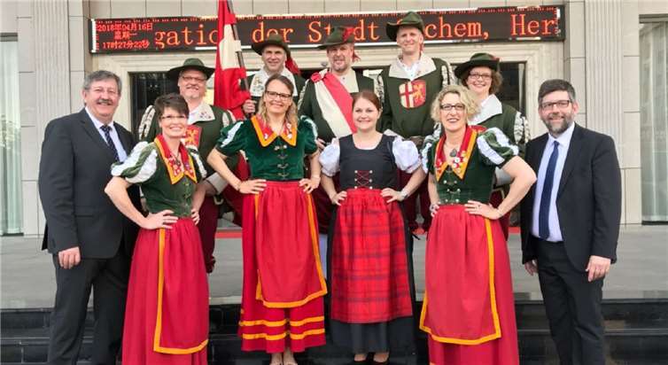 Stadtbürgermeister Walter Schmitz, Bürgermeister Wolfgang Lambertz und eine Abordnung der Cochemer Bürgerwehr zeigen sich wie alle anderen Moselaner vom Empfang der Gastgeber begeistert.