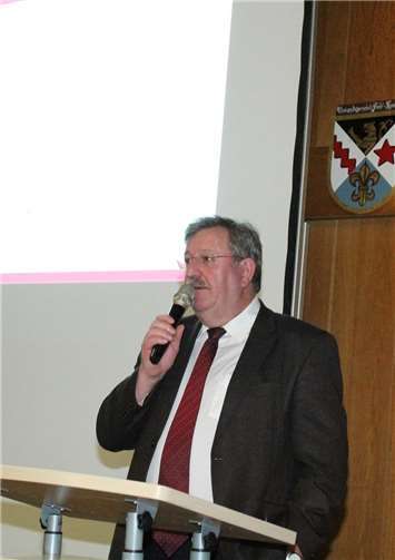 Stadtbürgermeister Walter Schmitz erläuterte die Regelungen während der Vollsperrung.