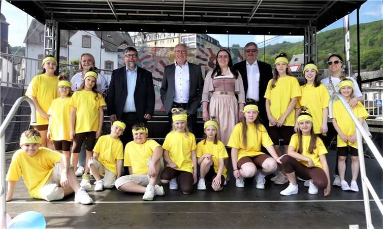 Stadtbürgermeister Walter Schmitz eröffnete das traditionelle Fest zusammen mit Weinkönigin Lisa II. und einer quirligen Gruppe ukrainischer Kinder. Fotos: TE