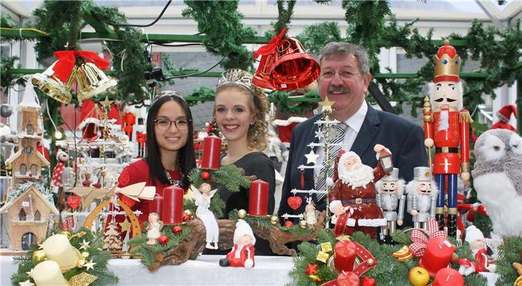 Stadtbürgermeister Walter Schmitz eröffnete mit Cochems WeinmajestätenLisa und Bichi den diesjährigen Weihnachtsmarkt. Fotos: -TE-