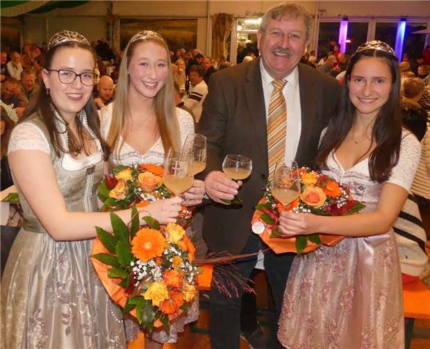 Stadtbürgermeister Walter Schmitz eröffnete mit Cochems amtierenden Weinmajestäten das beliebte Federweißenfest. Fotos: TE
