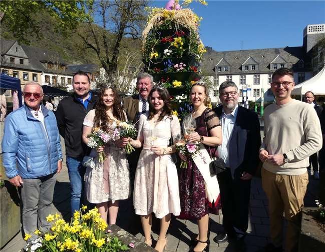Stadtbürgermeister Walter Schmitz eröffnete mit Cochems Majestäten und Ehrengästen das Marktspektakel. Fotos: TE