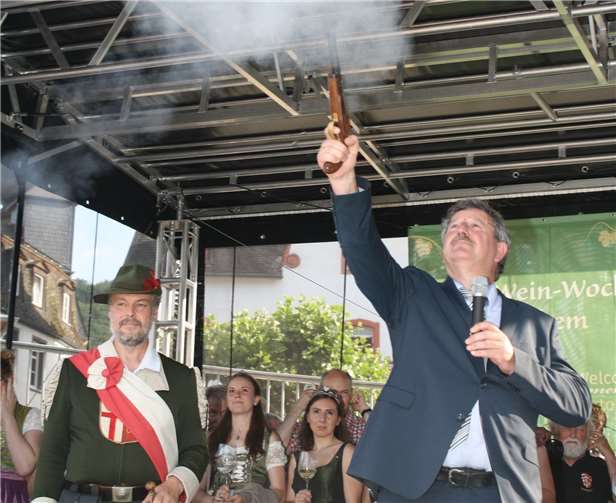 Stadtbürgermeister Walter Schmitz gab den Startschuss für die Festveranstaltung aus der alten Vorderlader-Pistole ab.