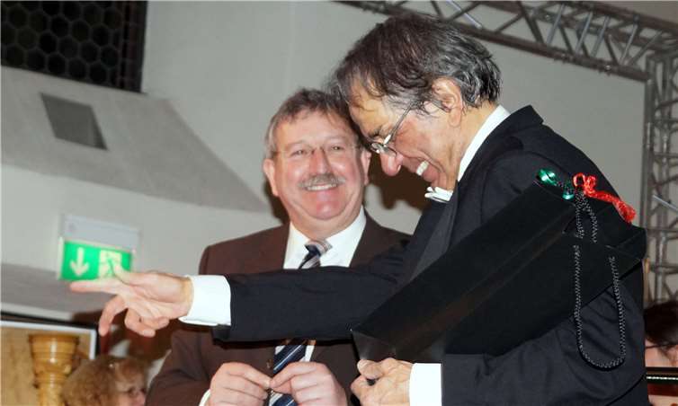 Stadtbürgermeister Walter Schmitz hattefür die drei Solisten jeweils ein kleines Geschenk.