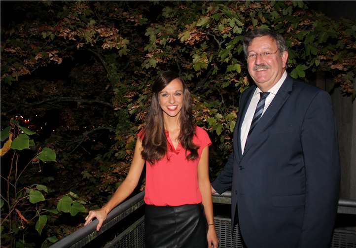 Vom Sonnenschein zur explosiven Supernova mutiert  Stadtbürgermeister Walter Schmitz konnte im Kulturzentrum Kabarettistin und Songwriterin Anna Piechotta begrüßen.