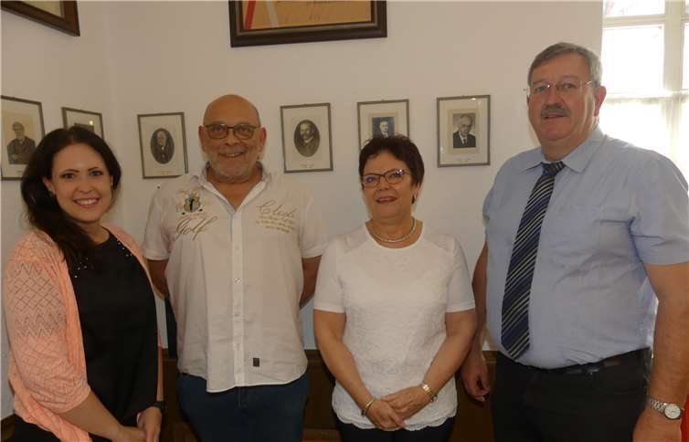 Stadtbürgermeister Walter Schmitz (r.) verabschiedete die langjährige Chefsekretärin Ingrid Schaub (2.v.r.) in den verdienten Ruhestand. Auch Personalratschef Andreas Matthesius (2.v.l.) und Patrizia Diederichs (l.) bedankten sich bei Ingrid Schaub.Foto:-TE-