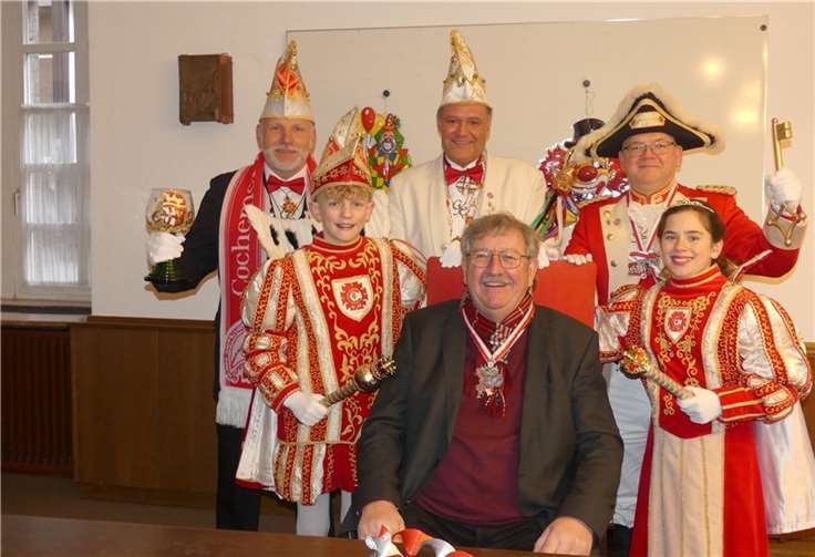 Stadtbürgermeister Walter Schmitz übergab die vorübergehende Regierungsgewalt an die närrische Formation der Cochemer Narrenführung.