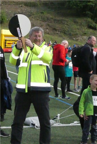 Stadtbürgermeister Walter Schmitz übernahm bei den Bambini- und Jugendläufen das Startsignal mit der Starterklappe.