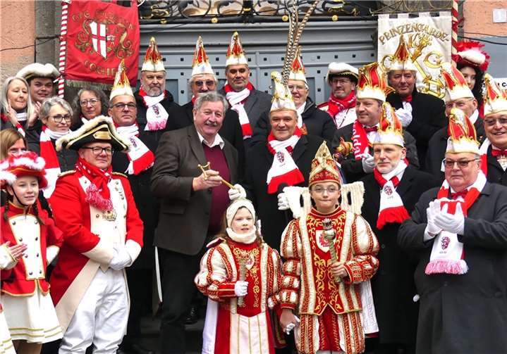 Stadtbürgermeister Walter Schmitz überreichtCKG-Präsident Günter Hammes den Cochemer Rathausschlüssel. Fotos: TE