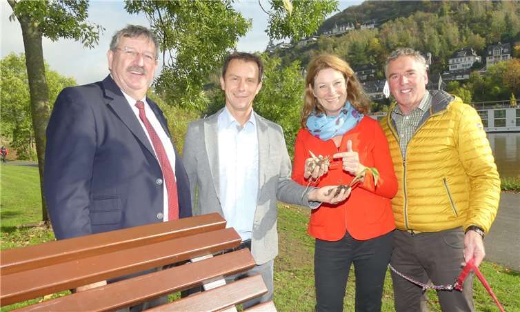 Stadtbürgermeister Walter Schmitz und Bauhofchef Uwe Schaaf konnten den Leiter der Gartenakademie Rheinland-Pfalz, Werner Ollig, und Pflanzenexpertin Heike Boomgaarden in Cochem begrüßen.Fotos: TE