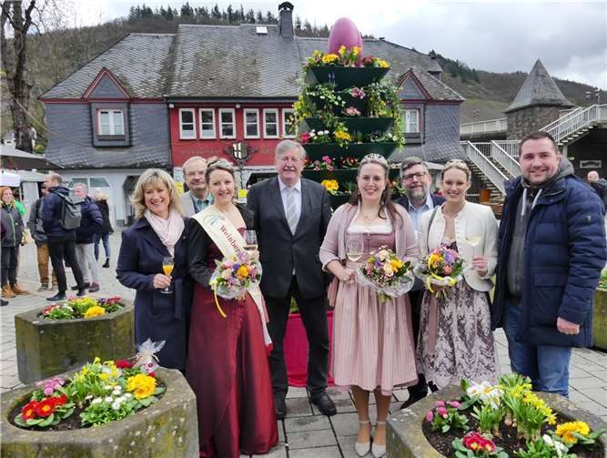 Stadtbürgermeister Walter Schmitz und Cochems Weinmajestäten hießen Besucher und Ehrengäste willkommen. Fotos:TE
