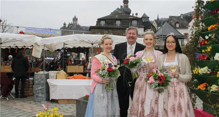 Stadtbürgermeister Walter Schmitz und Cochems Majestäten hießen den Osterhasennebst Verwandtschaft sowie die Besucher des Ostermarktes willkommen. Fotos: -TE-