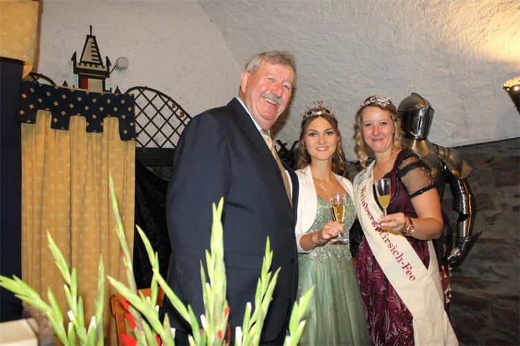 Stadtbürgermeister Walter Schmitz und Cochems amtierende Weinmajestäten hießen die Gäste im Weinkeller der Reichsburg willkommen.