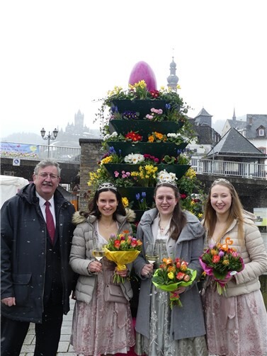 Stadtbürgermeister Walter Schmitz und Cochems amtierende Weinmajestäten eröffneten den traditionellen Ostermarkt auf dem Endertplatz.