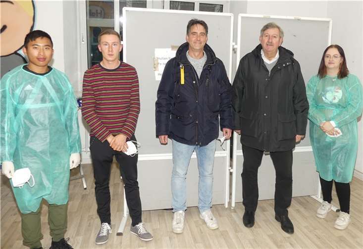 Im Gebäude des ehemaligen Jugendcafés wird kostenlos getestet Stadtbürgermeister Walter Schmitz und Dr. Ackermann (Mitte) übergaben das neue Corona-Testzentrum seiner Bestimmung.Fotos: TE